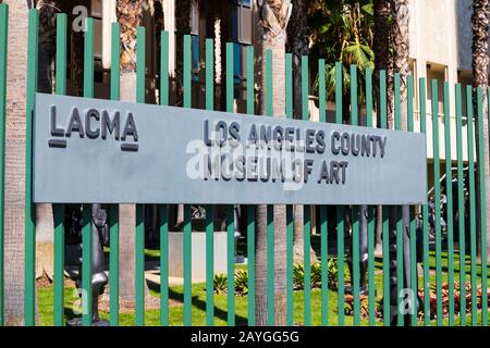 Schild "Los Angeles County Museum of Art" an einem grünen Zaun, LACMA, Wilshire Boulevard, los Angeles, Kalifornien, USA Stockfoto