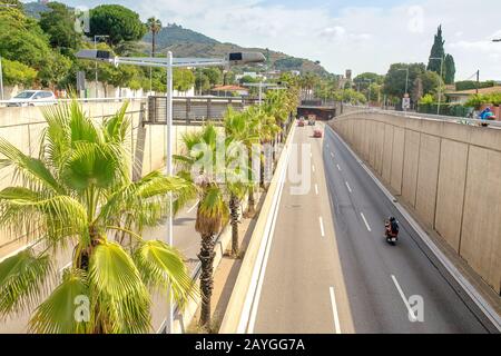 28. JULI 2018, BARCELONA, SPANIEN: Luftaufnahme der Straße mit Verkehr Stockfoto