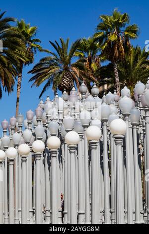 "Urban Light"-Kunstinstallation von Chris Burden im Los Angeles County Museum of Art, LACMA, am Wilshire Boulevard, LA, Kalifornien, USA Stockfoto