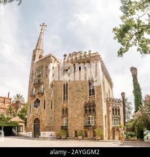 28. JULI 2018, BARCELONA, SPANIEN: Von Antoni Gaudi entworfener Turmbau der Bellesguard Stockfoto