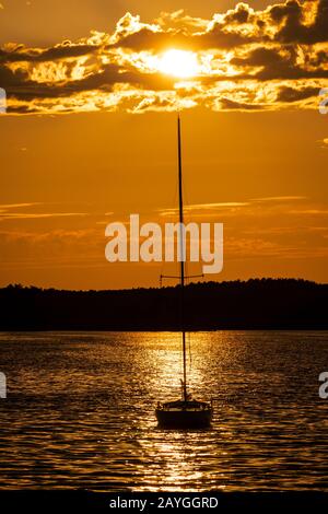 Sonnenuntergang über einem Segelboot auf dem LaHave River in Nova Scotia, Kanada. Stockfoto