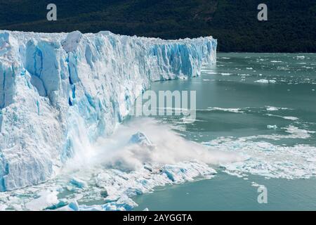 Eine Folge eines riesigen Eiskalks vom Gletschergesicht des Perito Moreno Gletschers im Los Glaciares National Park in der Nähe von El Calafate, Argentinien. Stockfoto