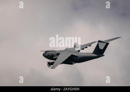 Royal Air Force A400M Atlas Transportflugzeug im Flug. Stockfoto