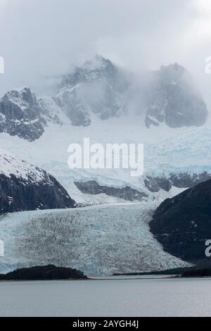 Blick auf den Pia Glacier, Teil der Darwin Range und Eisfeld, vom Beagle Channel im Süden Chiles. Stockfoto