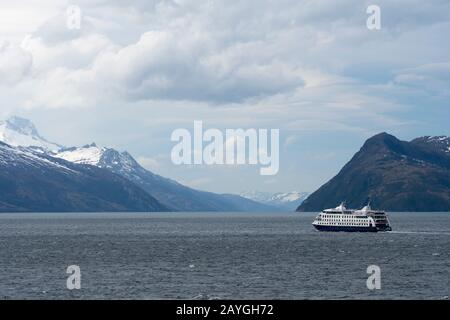 Das Kreuzfahrtschiff Stella Australis kreuzt den Beagle-Kanal im Süden Chiles. Stockfoto