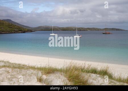 Segelyachten vor Anker, vatersay Bay, vatersay, Western Isles, Schottland Stockfoto