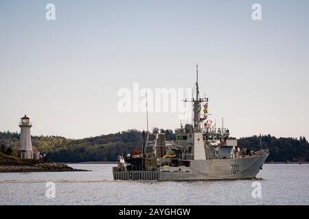 Minesweeper HMCS Glace Bay verlässt Halifax während des Trainings Cutlass Fury. Stockfoto