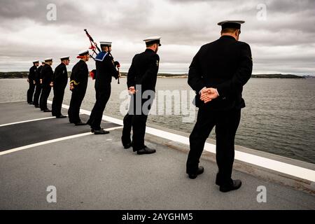 Seeleute sind während ihrer Ankunft in Halifax, Nova Scotia, Kanada, auf der Startrampe des Flugzeugträgers der Royal Navy, "HMS QUEEN ELIZABETH", auf den Schienen. Stockfoto