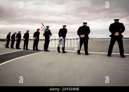 Seeleute sind während ihrer Ankunft in Halifax, Nova Scotia, Kanada, auf der Startrampe des Flugzeugträgers der Royal Navy, "HMS QUEEN ELIZABETH", auf den Schienen. Stockfoto