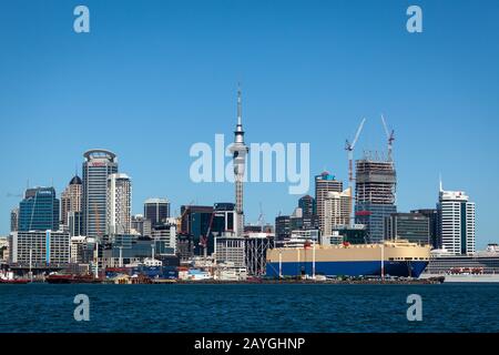 Blick auf die Skyline von Auckland vor blauem Himmel, wie von Davenport aus zu sehen Stockfoto