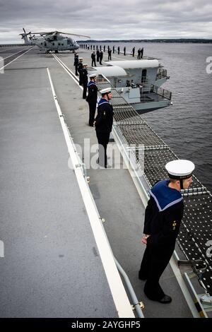 Seeleute sind während ihrer Ankunft in Halifax, Nova Scotia, Kanada, auf den Schienen des Flugzeugträgers der Royal Navy, "HMS QUEEN ELIZABETH". Stockfoto