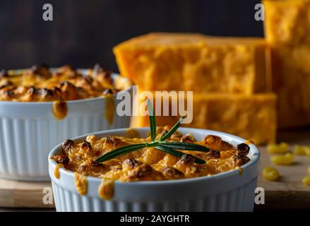 Gebackene Makkaroni und Käse in weißer Ofenform. Stockfoto