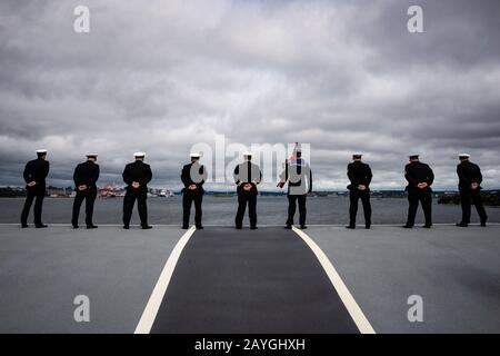 Seeleute sind während ihrer Ankunft in Halifax, Nova Scotia, Kanada, auf der Startrampe des Flugzeugträgers der Royal Navy, "HMS QUEEN ELIZABETH", auf den Schienen. Stockfoto