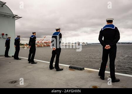 Seeleute sind während ihrer Ankunft in Halifax, Nova Scotia, Kanada, auf den Schienen des Flugzeugträgers der Royal Navy, "HMS QUEEN ELIZABETH". Stockfoto