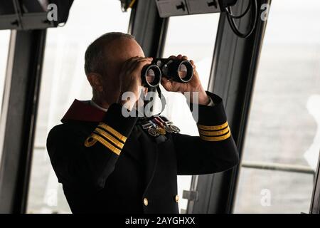 Kommandant Philip Harper scannt den Horizont von der Brücke der "HMS QUEEN ELIZABETH" auf See vor Halifax, Nova Scotia, Kanada. Stockfoto