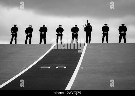 Seeleute sind während ihrer Ankunft in Halifax, Nova Scotia, Kanada, auf der Startrampe des Flugzeugträgers der Royal Navy, "HMS QUEEN ELIZABETH", auf den Schienen. Stockfoto