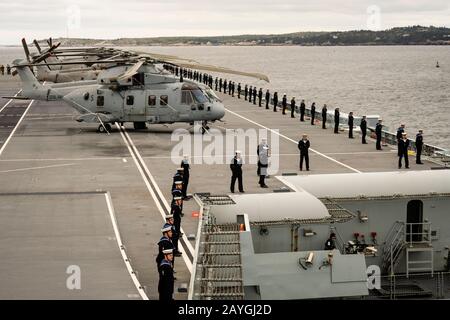 Seeleute sind während ihrer Ankunft in Halifax, Nova Scotia, Kanada, auf den Schienen des Flugzeugträgers der Royal Navy, "HMS QUEEN ELIZABETH". Stockfoto