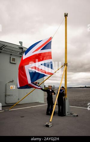 Matrosen heben den Union Jack beim Eintreffen in Halifax, Nova Scotia, den Jackstab des neuen Flugzeugträgers der Royal Navy, HMS QUEEN ELIZABETH, auf. Stockfoto