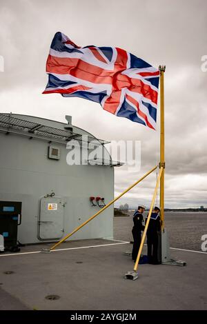 Matrosen heben den Union Jack beim Eintreffen in Halifax, Nova Scotia, den Jackstab des neuen Flugzeugträgers der Royal Navy, HMS QUEEN ELIZABETH, auf. Stockfoto