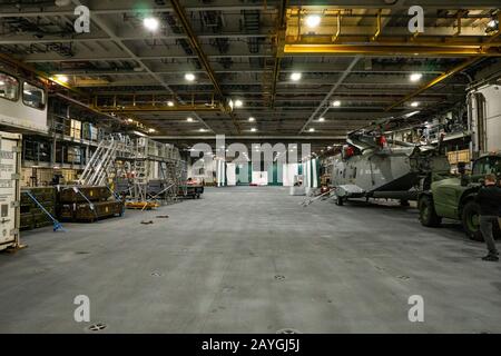 Im Hangar des neuen Flugzeugträgers der Royal Navy, HMS QUEEN ELIZABETH. Stockfoto