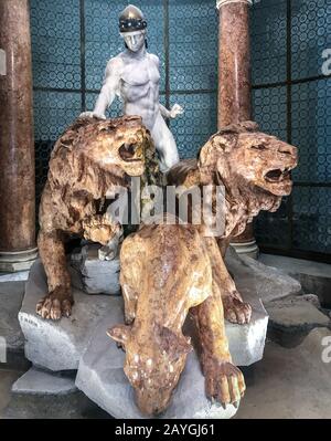 Triest, Italien, 9. Februar 2020. "Fontana del Gladiatore" (Gladiatorenbrunnen), eine Statue des italienischen Künstlers Gianni Marin im RAS-Palast in Triest, nein Stockfoto