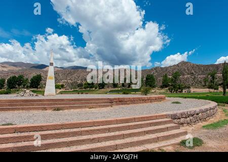Eine Sonnenuhr markiert den Breitengrad des "Tropic of Capricorn" im Tal der Quebrada de Humahuaca, Anden Mountains, Provinz Jujuy, Argentinien. Stockfoto