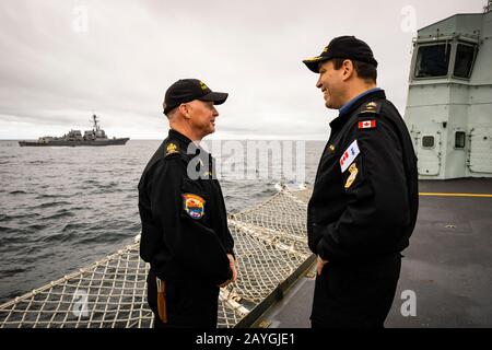 Commodore Richard Feltham und CPO1 Tom Lizotte HMCS VILLE DE QUEBEC's Flugdeck während der Cutlass Fury 2019 mit USS JASON DUNHAM am Horizont. Stockfoto