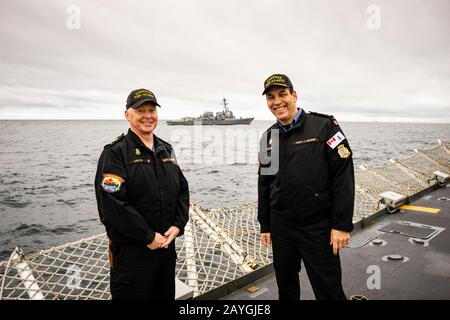 Commodore Richard Feltham und CPO1 Tom Lizotte HMCS VILLE DE QUEBEC's Flugdeck während der Cutlass Fury 2019 mit USS JASON DUNHAM am Horizont. Stockfoto