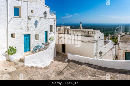 Malerischer Anblick in Ostuni an einem sonnigen Sommertag, Apulien (Apulien), Süditalien. Stockfoto