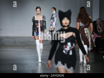 Models auf dem Laufsteg während der Mimi Wade Show in der London Fashion Week Februar 2020 in Der Old Truman Brewery in London. Stockfoto