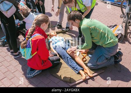 09. MAI 2018, UFA, RUSSLAND: Menschen bei einer öffentlichen Veranstaltung von Maßnahmen zur medizinischen Reanimation mit einer Puppe unterrichten Stockfoto