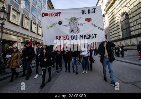 München, Bayern, Deutschland. Februar 2020. Proteste gegen die Ausgabe der Münchner Sicherheitskonferenz 2020, bei der sich etwa 5.000 Demonstranten unter verschiedenen Bannern gegen den MSC und die NATO versammelten. Credit: Sachelle Babbar/ZUMA Wire/Alamy Live News Stockfoto