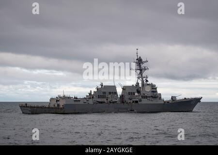 US Navy Arleigh Burke-Klasse Zerstörer USS Jason Dunham (DDG 109) auf See während der Übung Cutlass Fury. Stockfoto