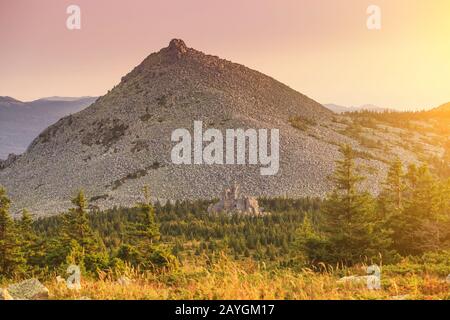 Dramatischer natürlicher Sonnenuntergang in den wilden felsigen Bergen des Urals, Russland Stockfoto