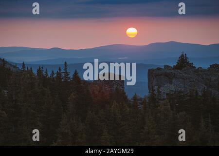 Dramatischer natürlicher Sonnenuntergang in den wilden felsigen Bergen des Urals, Russland Stockfoto