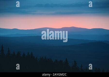 Dramatischer natürlicher Sonnenuntergang in den wilden felsigen Bergen des Urals, Russland Stockfoto