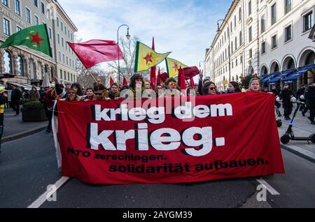 München, Bayern, Deutschland. Februar 2020. Proteste gegen die Ausgabe der Münchner Sicherheitskonferenz 2020, bei der sich etwa 5.000 Demonstranten unter verschiedenen Bannern gegen den MSC und die NATO versammelten. Credit: Sachelle Babbar/ZUMA Wire/Alamy Live News Stockfoto