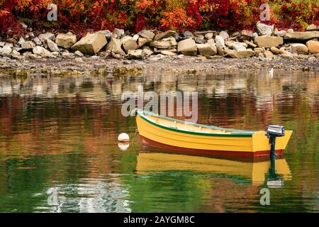 Traditionelles Motorboot, das am Wasser entlang der Uferpromenade in Lunenburg, Nova Scotia, festgemacht ist. Stockfoto