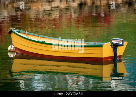 Traditionelles Motorboot, das am Wasser entlang der Uferpromenade in Lunenburg, Nova Scotia, festgemacht ist. Stockfoto