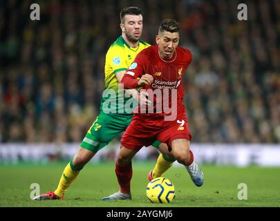 Der Grant Hanley (links) von Norwich City und der Liverpooler Roberto Firmino kämpfen während des Premier-League-Spiels in der Carrow Road, Norwich, um den Ball. Stockfoto