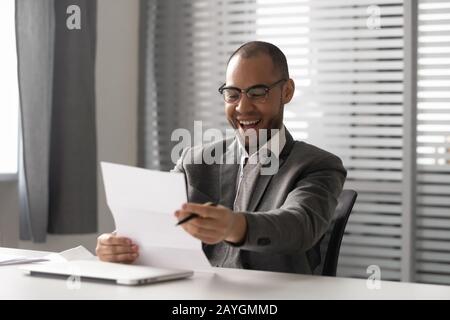 Aufgeregte Unternehmer fühlen sich euphorisch durch gute Nachrichten in Brief Stockfoto