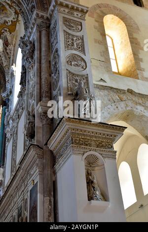 Kathedrale der Inneren Basilika der Verklärung im arabischen-normannischen Stil am 28. September 2019 Cefalu Italien Stockfoto