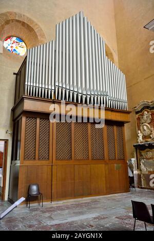 Kathedrale der Inneren Basilika der Verklärung im arabischen-normannischen Stil am 28. September 2019 Cefalu Italien Stockfoto