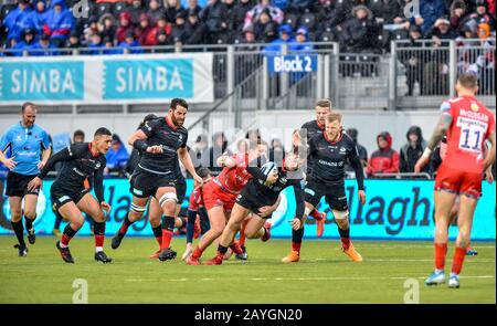 London, Großbritannien. Februar 2020. Alex Lewington von Saracens wurde während des Spiels der Gallagher Premiership Rugby zwischen Saracens und Sale Sharks im Allianz Park, London, England am 15. Februar 2020 in Angriff genommen. Foto von Phil Hutchinson. Nur redaktionelle Nutzung, Lizenz für kommerzielle Nutzung erforderlich. Keine Verwendung bei Wetten, Spielen oder einer einzelnen Club-/Liga-/Spielerpublikationen. Kredit: UK Sports Pics Ltd/Alamy Live News Stockfoto