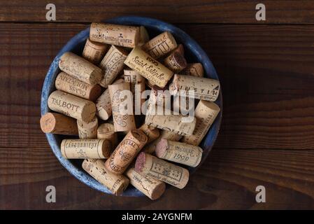 IRIVNE, KALIFORNIEN - 26. JANUAR 2020: Eine Gruppe von Weinkorken mit Markenbezeichnung in einer Schüssel von in- und ausländischen Weingütern. Stockfoto