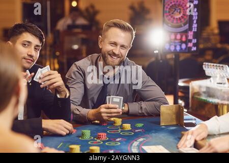 Eine Gruppe junger Leute spielt in einem Casino. Stockfoto