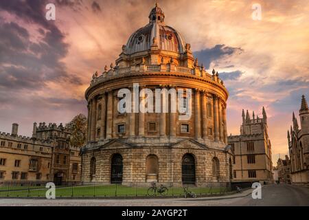 Die Radcliffe Camera ist ein Gebäude von der Universität Oxford, von James Gibbs im neo-klassischen Stil. Das berühmte Gebäude im Centr Stockfoto