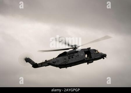 Eine Royal Canadian Air Force Sikorsky CH-148 bereitet sich darauf vor, während einer Gedenkfeier einen Kranz in das Wasser des Halifax Harbour zu fallen. Stockfoto