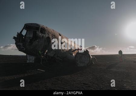 Altes abgestürztes Flugzeug, das am Strand von Solheimasandur in der Nähe von Vik in Island aufgegeben wurde Stockfoto