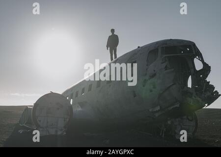 Altes abgestürztes Flugzeug, das am Strand von Solheimasandur in der Nähe von Vik in Island aufgegeben wurde Stockfoto